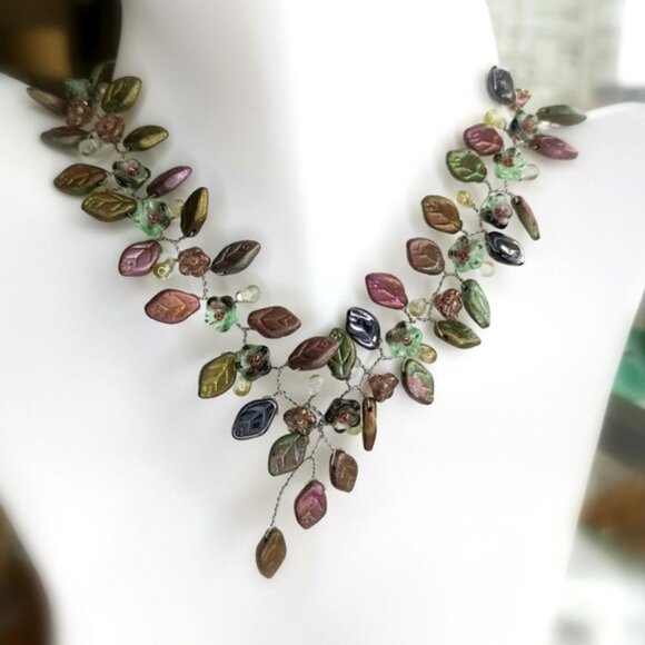 Vintage 90s Czech handmade glass bead flower and leaves necklace - Picture 4 of 4